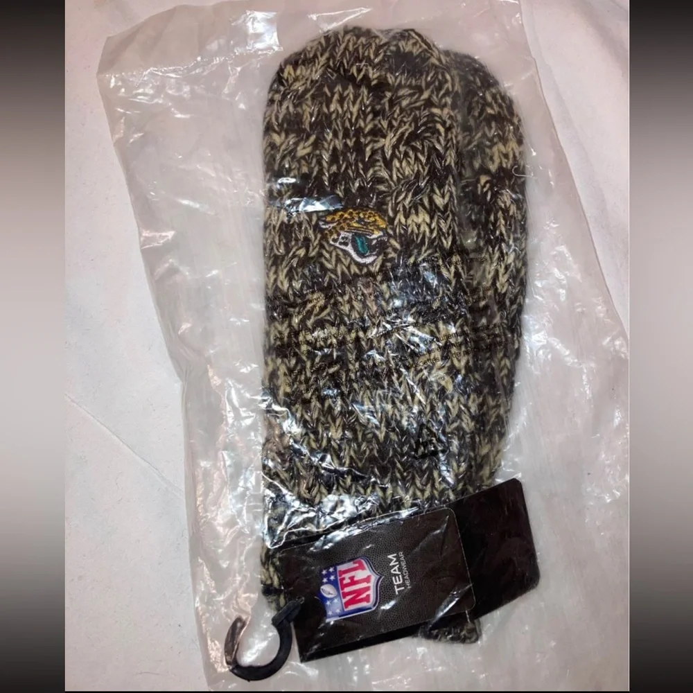 New w/ tag Jacksonville Jaguars Brilyn OTS NFL headwear Mitten Gloves Adult Size - Picture 6 of 7